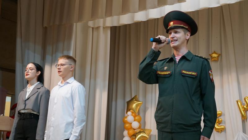 В Кирове росгвардейцы поздравили подшефных учеников с Днем знаний