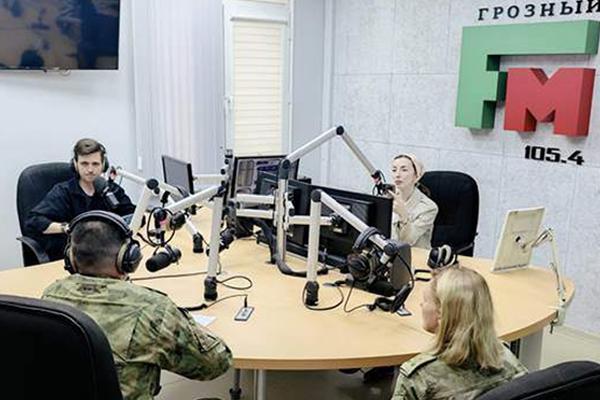 Военнослужащий ОГВ(с) принял участие в радиоэфире ко Дню подразделений по военно-политической работе