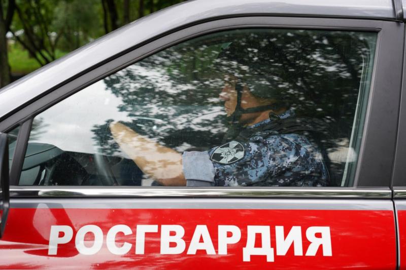 В Москве росгвардейцы задержали подозреваемого в использовании сувенирных купюр для оплаты покупок