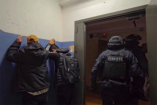 При поддержке спецназа Росгвардии выявлены нарушители миграционного законодательства в Москве