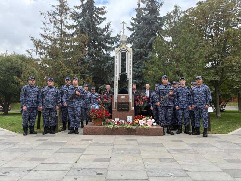 Московские росгвардейцы почтили память жертв теракта