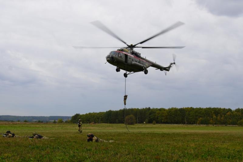 Спецподразделения Управления Росгвардии по Республике Мордовия отработали беспарашютное десантирование с вертолета Ми-8