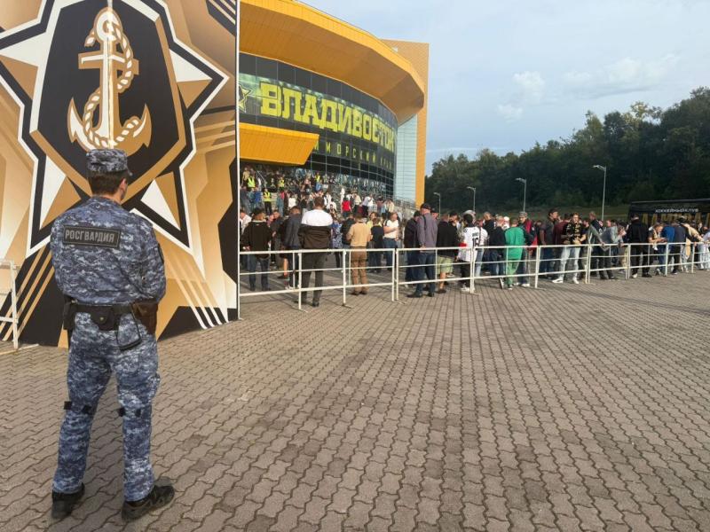 Во Владивостоке сотрудники Росгвардии обеспечили безопасность граждан на матчах чемпионата КХЛ