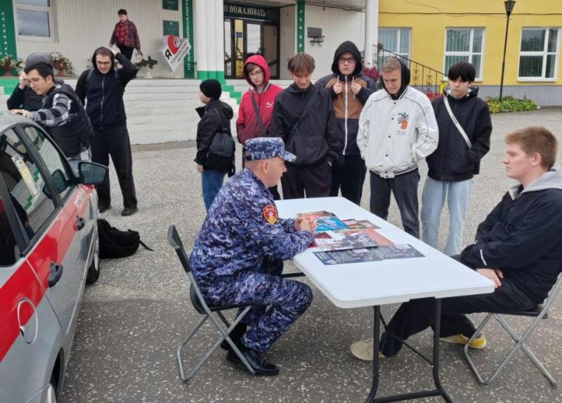 В Торбеево росгвардейцы рассказали гражданам о преимуществах военной службы