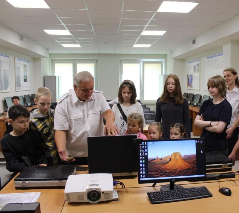 Заглянуть в кабинеты к родителям и примерить на себя роль специалистов, посчастливилось детям работников Северо-Западного филиала ФГУП «УВО Минтранса России»