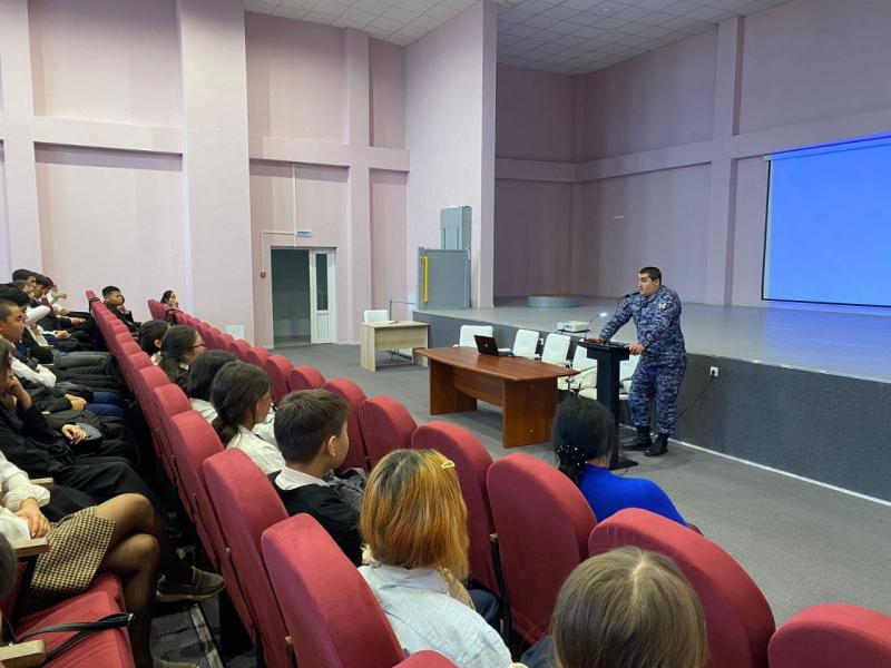 Офицер Росгвардии Тувы провёл встречу со старшеклассниками лицея № 21 г. Кызыла