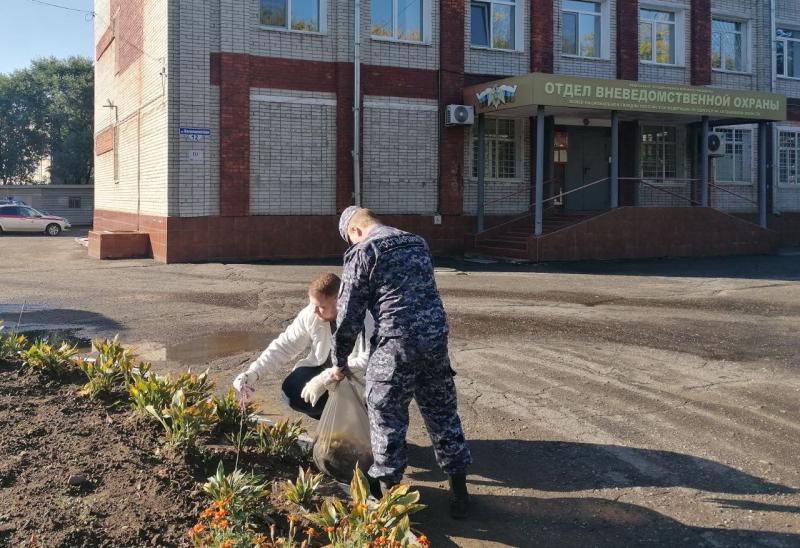 Активисты Росгвардии присоединились к проекту «Зелёная Россия» в Биробиджане