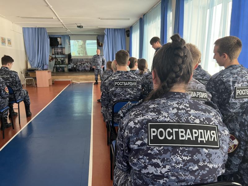 В Биробиджане росгвардеец провёл интерактивный семинар, посвящённый объединению ДНР, ЛНР, Запорожской и Херсонской областей с Россией