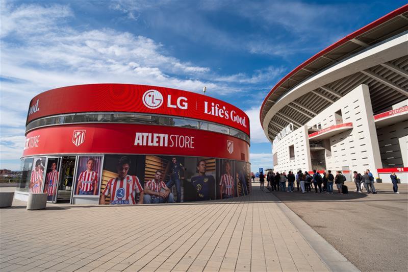 LG УСТАНОВИЛА ОГРОМНЫЙ СВЕТОДИОДНЫЙ ЭКРАН В ФОРМЕ ЛЕНТЫ НА ЛЕГЕНДАРНОМ ФУТБОЛЬНОМ СТАДИОНЕ В МАДРИДЕ