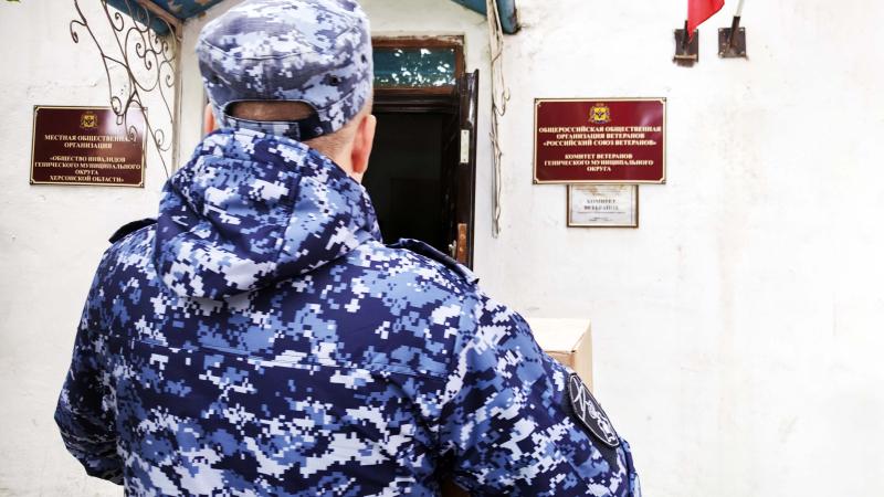 В Херсонской области Росгвардейцы и волонтеры поздравили ветеранов с Международным днем пожилых людей