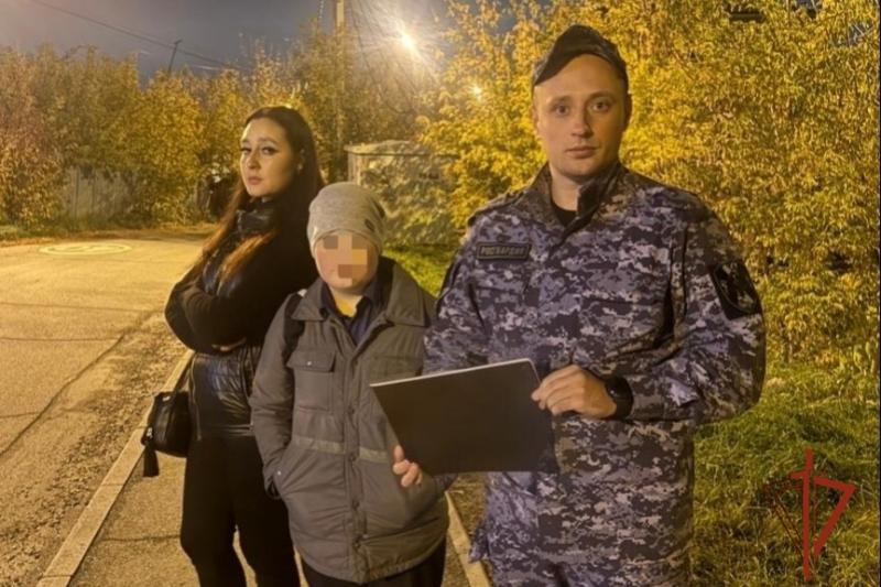 Сотрудники Росгвардии из Иркутска оперативно разыскали и вернули родителям потерявшегося мальчика