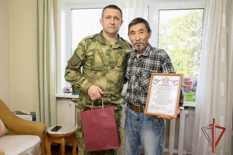 В Республике Алтай Росгвардия поздравила с 75-летием ветерана правоохранительных органов