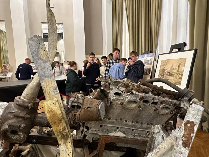 Сотрудники СОБР «Столица» организовали для подшефных школьников экскурсию на выставку «Малый театр — фронту»