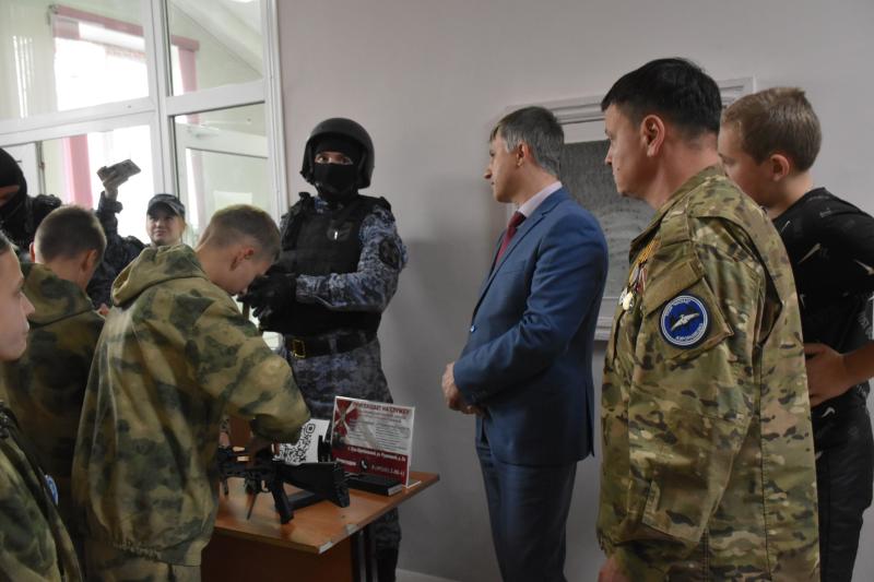 Сотрудники вневедомственной охраны регионального Управления Росгвардии приняли участие в патриотическом слёте «Будущие защитники Отечества» и Всероссийской акции «Марш Знамени Победы»