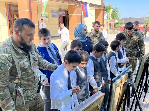ВОЕННОСЛУЖАЩИЕ И СОТРУДНИКИ РОСГВАРДИИ ПОЗНАКОМИЛИСЬ С ХУДОЖЕСТВЕННЫМ НАСЛЕДИЕМ ЧЕЧЕНСКОЙ РЕСПУБЛИКИ