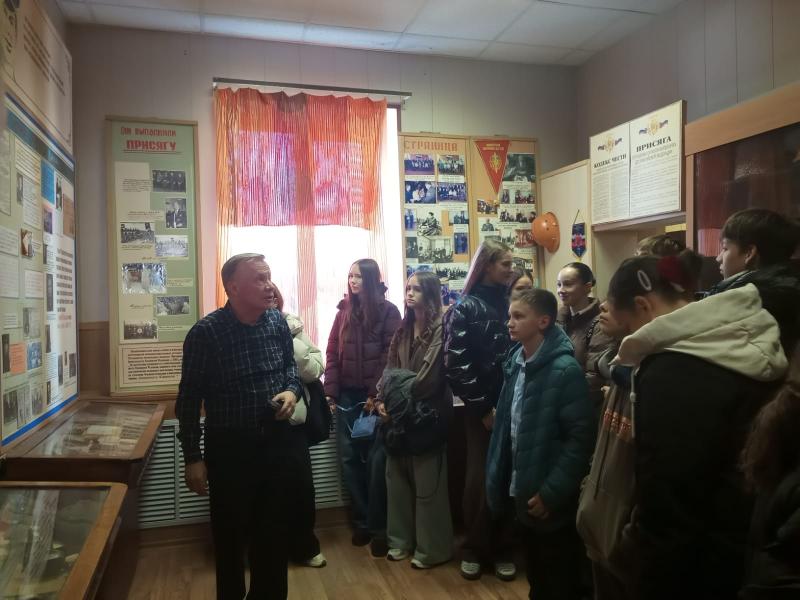 В преддверии Дня сотрудника органов внутренних дел воронежские транспортные полицейские встретились со школьниками