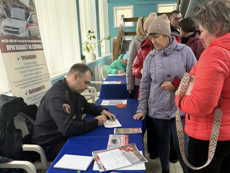 В Смоленске офицеры Росгвардии рассказали о приеме на службу