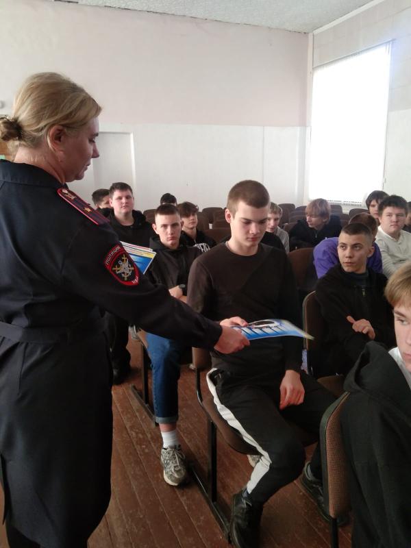 «Школа информационной безопасности»: транспортные полицейские Воронежа вместе с общественниками рассказали студентам о киберпреступлениях