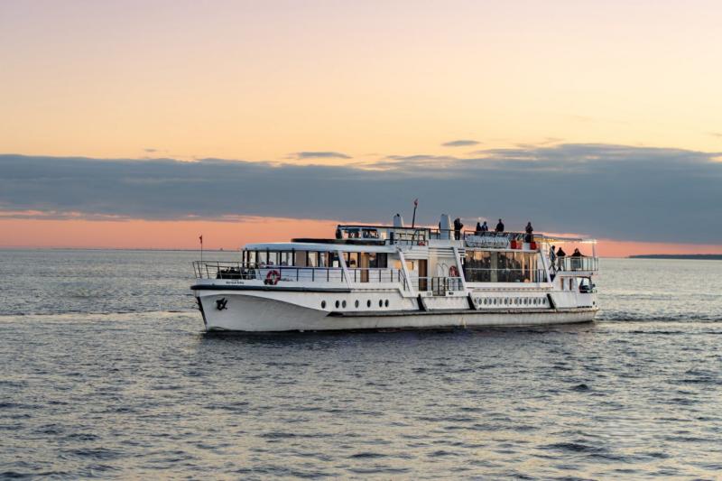 В Петербурге запустят зимние прогулки по Неве на теплоходе-ресторане