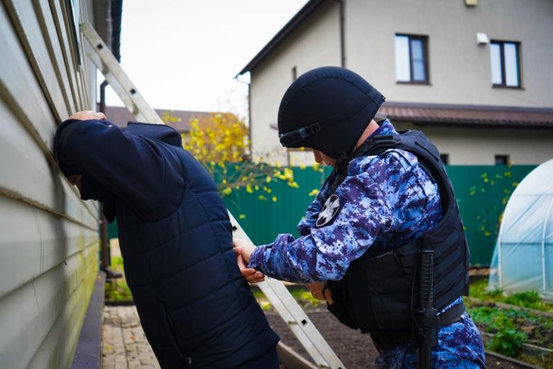 В Подмосковье росгвардейцы отработали тактику действий при проникновении злоумышленников в частные дома и квартиры