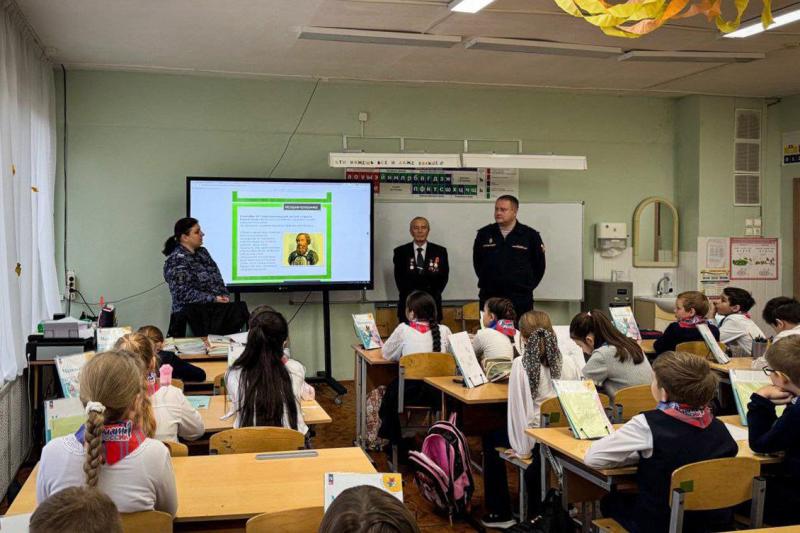 Московские росгвардейцы организовали урок мужества, приуроченный ко Дню народного единства