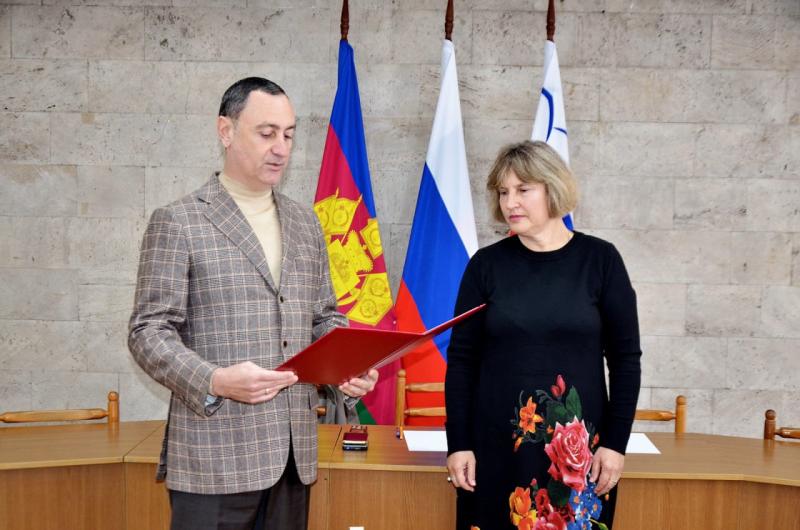 Депутат ЗСК Виктор Тепляков наградил сотрудников администрации Центрального района Сочи