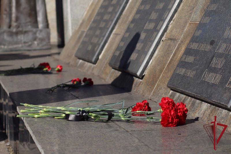 Во Владивостоке ветераны и сотрудники Росгвардии отдали дань памяти сотрудникам, погибшим при исполнении служебных обязанностей