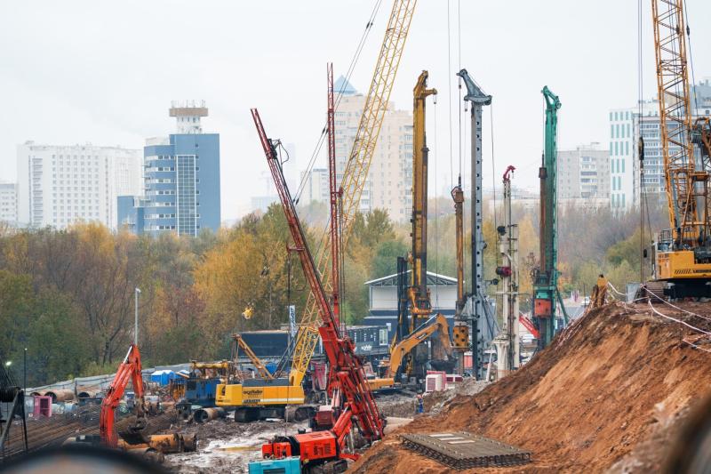 Предложение в новостройках Москвы на котловане за год снизилось почти вдвое