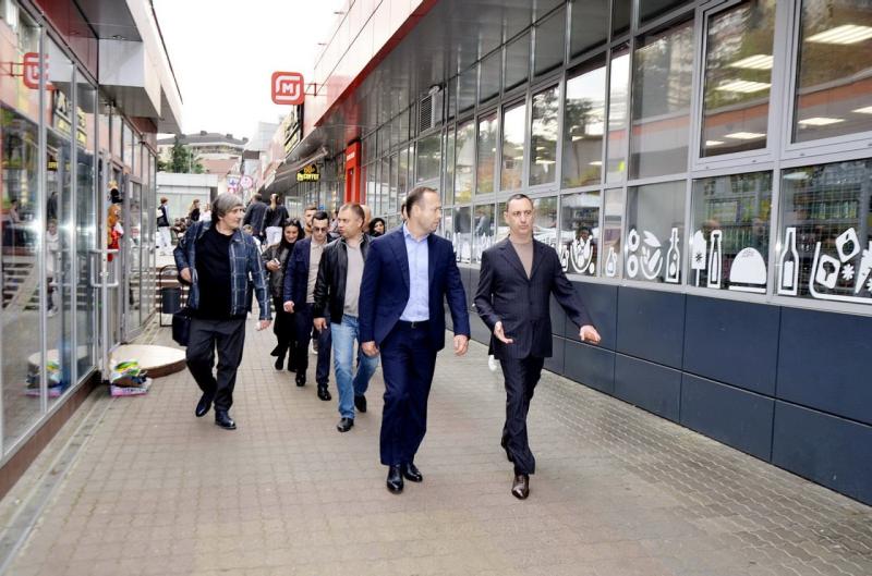 Депутат ЗСК Виктор Тепляков провёл обход микрорайона Макаренко