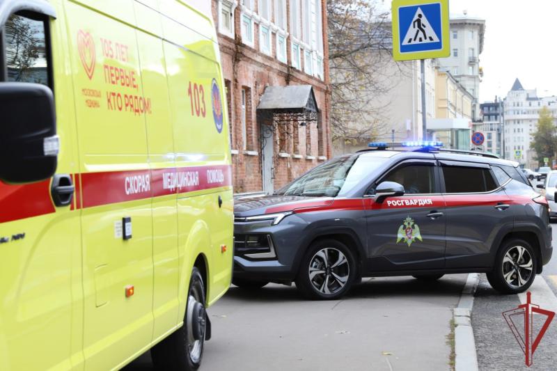 Московские росгвардейцы оказали помощь мужчине, потерявшему сознание