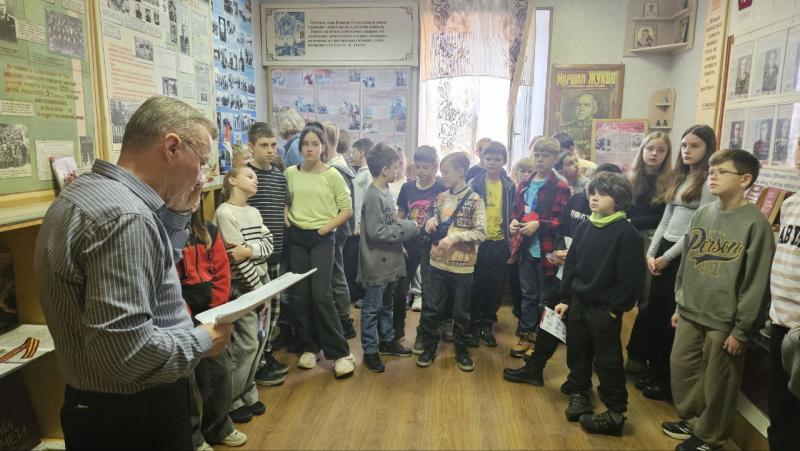 В преддверии празднования Всемирного дня детей сотрудники Юго-Восточного линейного управления МВД России на транспорте провели урок мужества для учеников МБОУ Гимназия № 2 г. Воронежа.