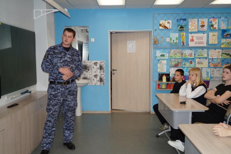 Росгвардеец рассказал анжеросудженским школьникам о службе и безопасности