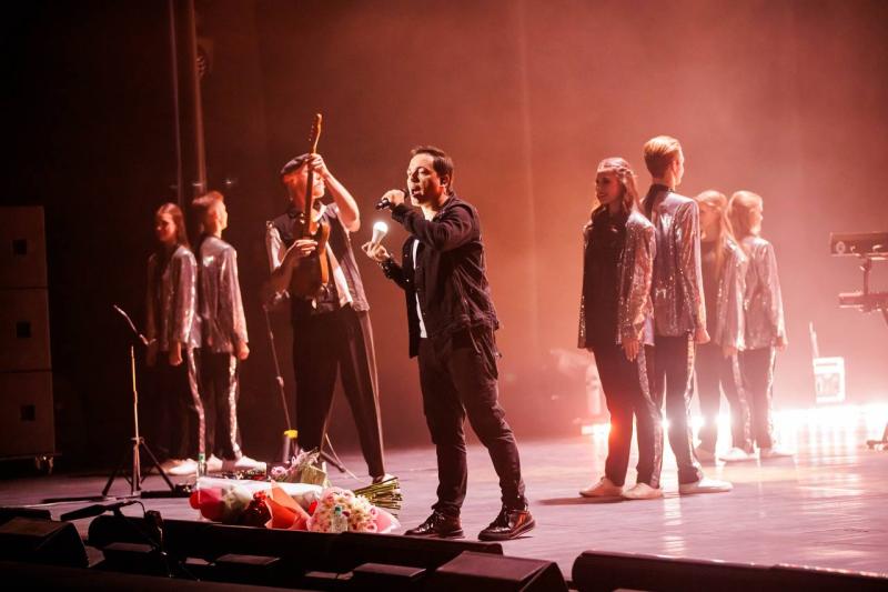 «Я жду, когда такой же ребенок выйдет на сцену и скажет: “Папа!” Родиона Газманова растрогала девочка  с бумажным сердцем на его сольном концерте в Москве