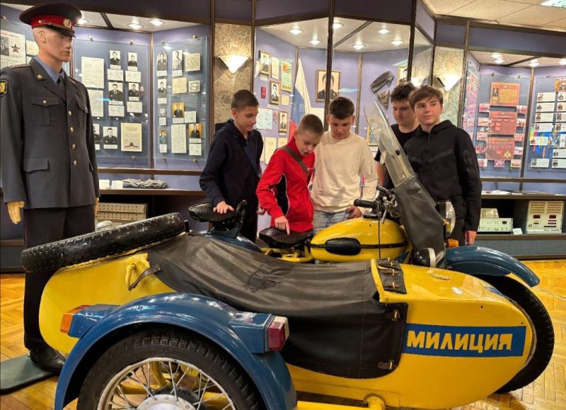 Московские школьники познакомились с Центром подготовки столичных росгвардейцев