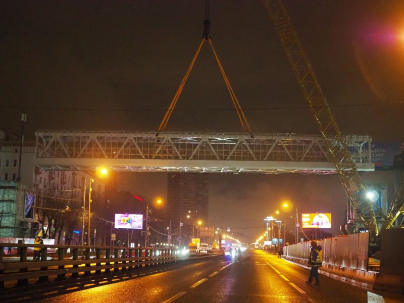 Над Дмитровским шоссе смонтирована часть пешеходного перехода