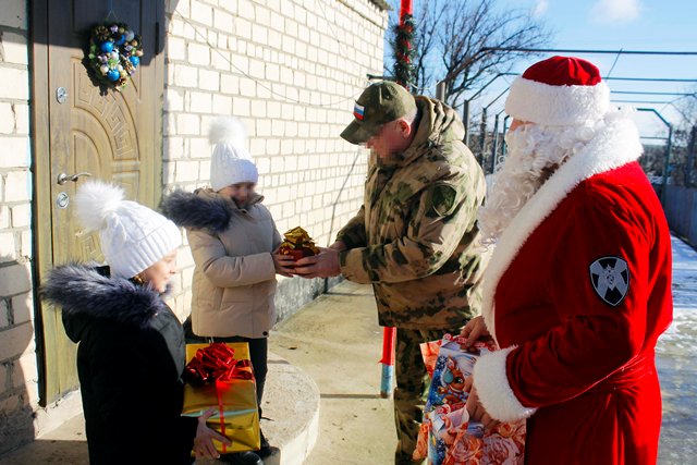 В Херсонской области росгвардейцы поддержали акцию «Елка желаний» и порадовали детей подарками